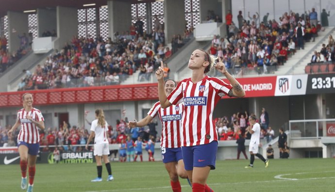 Angela Sosa celebra el 1-0 en el Atlético-Sevilla de la Primera Iberdrola