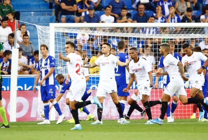 Los jugadores del Sevilla FC celebran su gol en Vitoria.