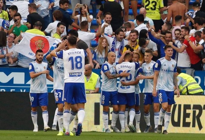Los jugadores del Real Zaragoza celebran un gol.