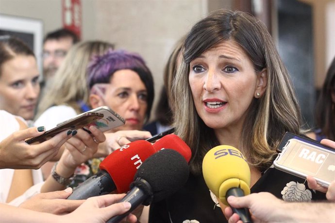 La portavoz adjunta de Unidas Podemos-En Comú Podem-Galicia en Común, Yolanda Díaz, ofrece declaraciones a los medios de comunicación antes de la Junta de Portavoces del Congreso de los Diputados.