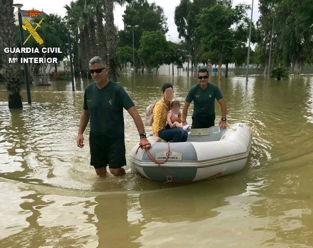 Agentes de la Guardia Civil en las tareas de rescate de personas en Dolores.