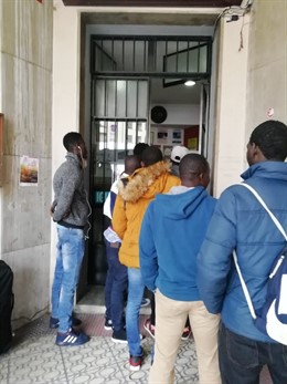 Temporeros que acuden a la información en la nueva oficina abierta en Logroño