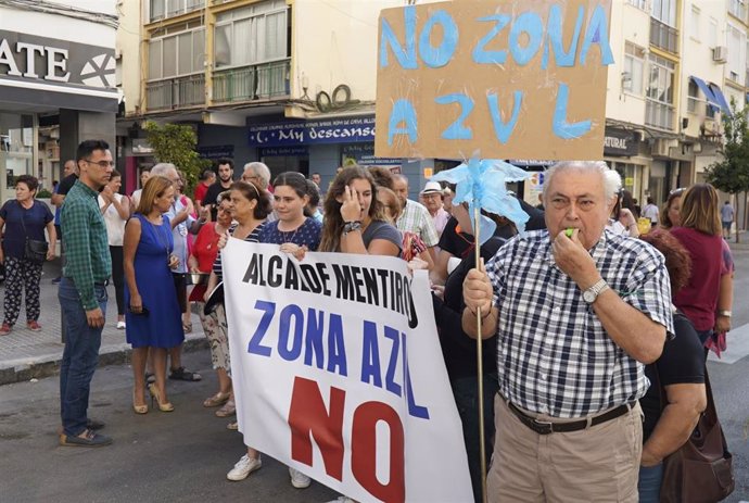 Vecinos de Cruz de Humilladero y calle La Unión protestan contra la implantación de la zona azul en el barrio
