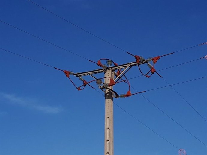 Nuevos dispositivos instalados en la línea eléctrica de  La Ribera d'Ebre (Tarragona)