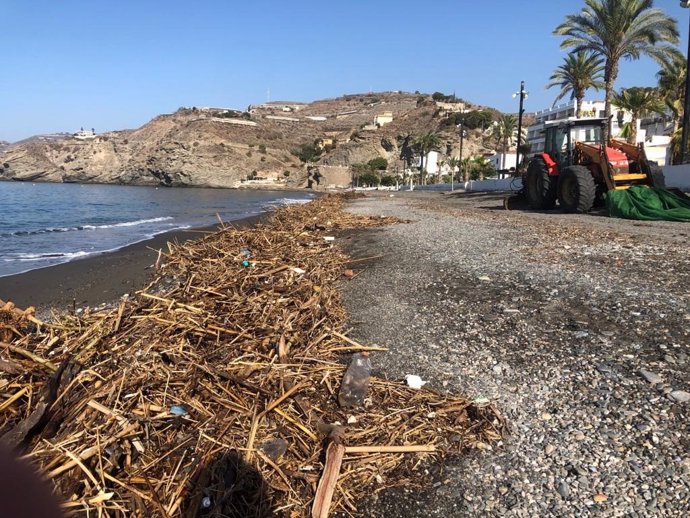 Playa de Albuñol con toneladas de basura por las riadas que han afectado al levante