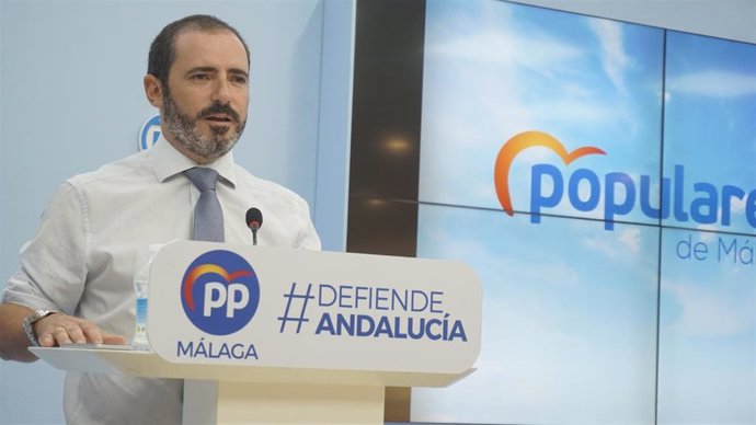 L parlamentario andaluz y portavoz del Partido Popular de Málaga, José Ramón Carmona, en rueda de prensa