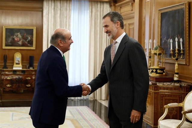 El rey Felipe VI saluda al diputado del PRC, José María Mazón, con el que inicia una ronda de consultas con los partidos del Parlamento, que puede desembocar en la convocatoria de nuevas elecciones generales para el día 10 de noviembre si certifica que es