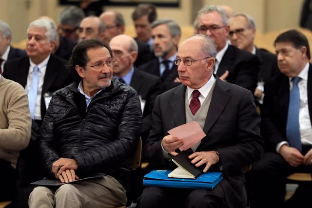 El expresidente de Bankia Rodrigo Rato (derecha) junto al exconsejero de Caja Madrid José Antonio Moral Santín (al lado de Rato a la izquierda de la imagen), durante la primera sesión del juicio por la salida a Bolsa de la entidad en 2011 que se celebra e