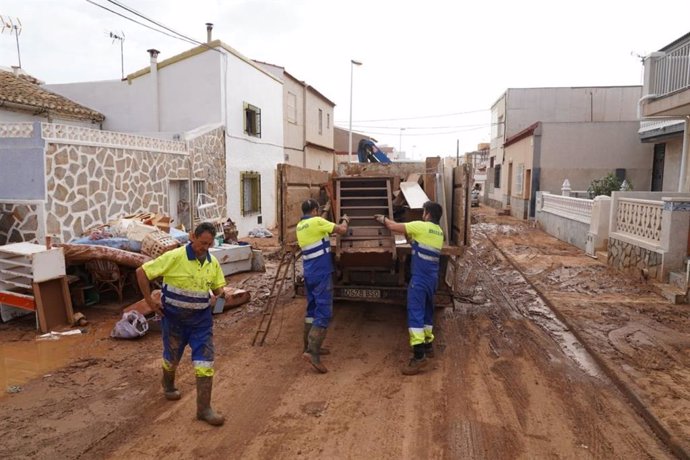 Los servicios municipales retiran 72 toneladas de enseres de las casas afectadas por las inundaciones en Los Nietos y Los Urrutias