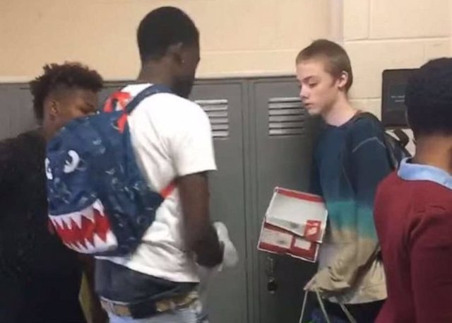 Dos estudiantes combaten el ‘bullying’ contra un compañero acosado regalándole ropa nueva
