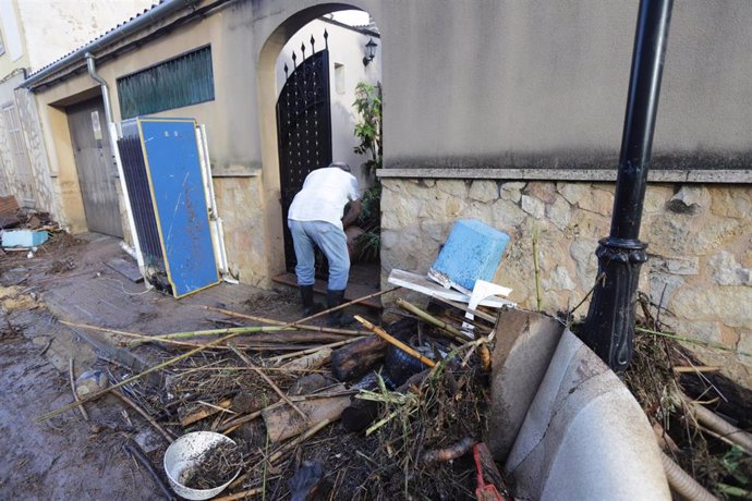 Persona recoge desperfectos en su casa en Sant Lloren 