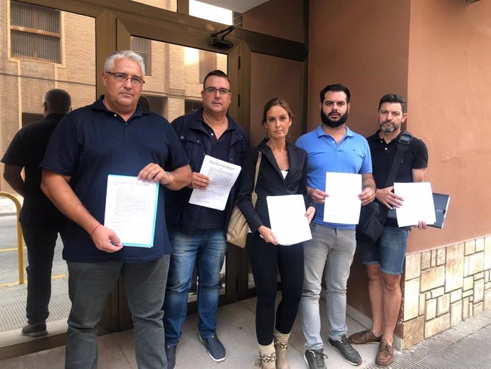 La portavoz de Medio Ambiente del PP en Les Corts, Elisa Díaz, junto a los portavoces 'populares' en los municipios afectados, presentan la denuncia