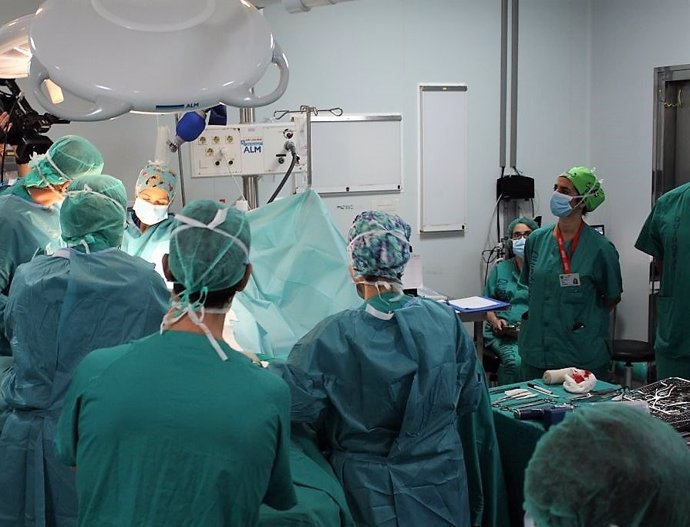El Hospital Virgen de la Victoria incrementa la actividad quirúrgica un 25% respecto al verano pasado