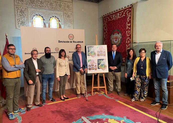 El diputado Víctor Alonso y el alcalde de Cigales, José Ignacio Fernández, en el medio, junto a otros miembros de la coorporación municipal del municipio  y representantes de la D.O. Cigales en la presentación de la 40 Fiesta de la Vendimia.