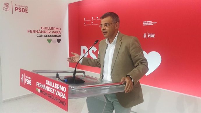 El portavoz del PSOE extremeño, Juan Antonio González, en rueda de prensa se refiere al debate sobre la limitación de mandatos