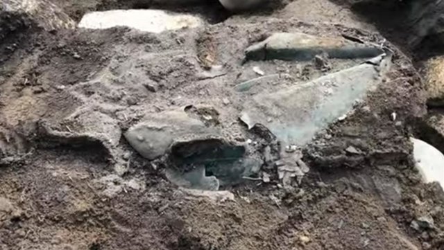 Aspecto del caldero en el momento de ser excavado