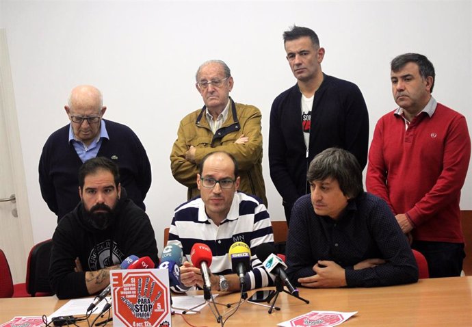 En el centro, sentado Fernando Arévalo, acompañado por miembros de la Plataforma Soria Ya.