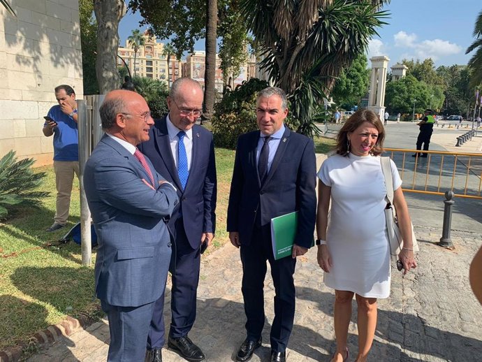 El consejero de Presidencia, Elías Bendodo, junto al alcalde, Francisco de la Torre; la delegada del Gobierno en Málaga, Patricia Navarro y el presidente de la Autoridad Portuaria, Carlos Rubio.