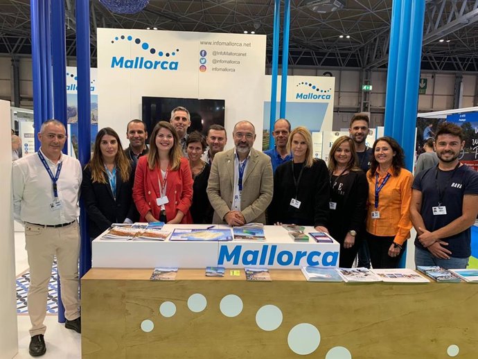 El conseller de Turisme i Esports, Andreu Serra, amb coexpositores de l'estand del Consell de Mallorca.