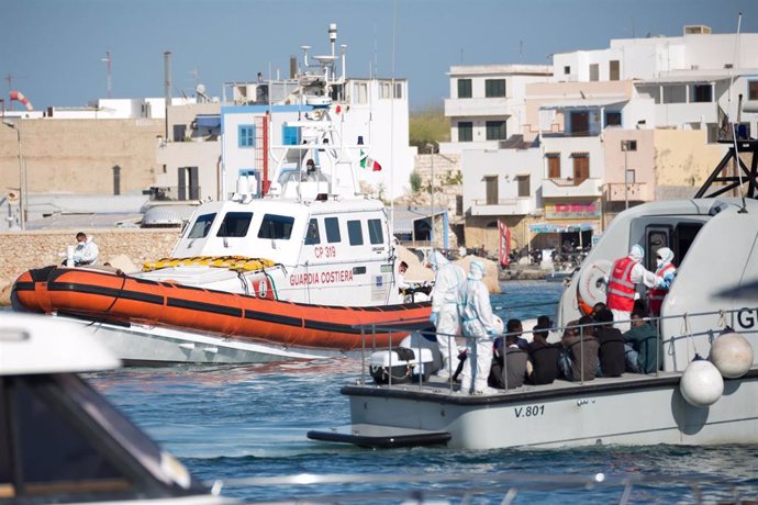 Migrantes a bordo de un barco de la Guardia de Finanzas italiana
