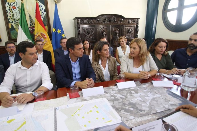 El president del Govern en funcions, Pedro Sánchez, es reuneix amb el president de la Junta d'Andalusia, Juanma Moreno, la ministra en funcions per a la Transició Ecolgica, Teresa Ribera, i l'alcaldessa de Níjar, Esperanza Pérez