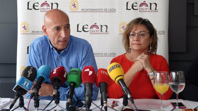 El alcalde de León, Antonio Diaz, y la portavoz, Evelia Fernández, durante al rueda de prensa.