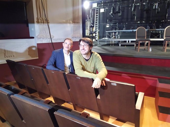 Luis Luque(I) y Carmelo Gómez (D) sentados en las butacas del teatro Principal de Palencia que llevan sus nombres,
