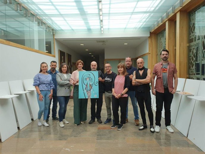 La concejal de Promoción Economica, Susana Travesí, junto al ganador y el jurado del concurso del cartel de San Froilán 2019.