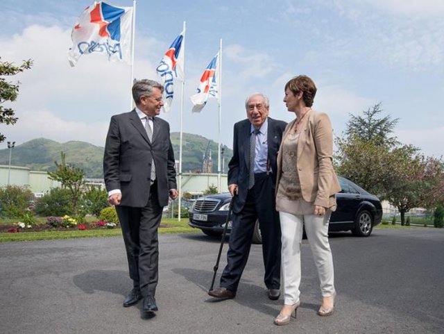 De izquierda a derecha, el actual presidente de Petronor, Emiliano López Atxurra, el expresidente de la compañía, José Miguel De la Rica y la consejera de Desarrollo Económico e Infraestructuras del Gobierno Vasco, Arantza Tapia