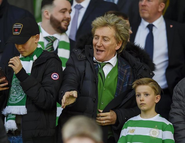 31 March 2019, Scotland, Glasgow: British rock singer Sir Rod Stewart (C) attends the Scottish Premiership soccer match between Celtic and Rangers at Celtic Park. Photo: Ian Rutherford/PA Wire/dpa