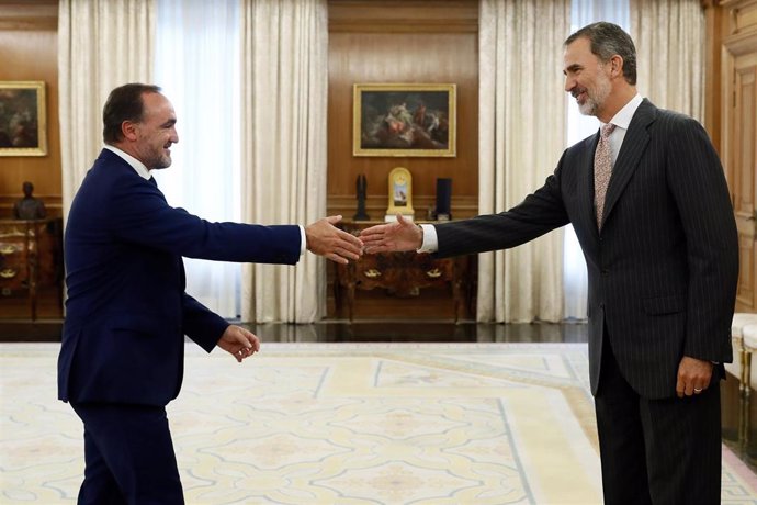 El rey Felipe VI saluda al líder de la coalición Navarra Suma, Javier Esparza, hoy Lunes en el palacio de la Zarzuela, dentro de la ronda de consultas con los partidos del Parlamento, que puede desembocar en la convocatoria de nuevas elecciones generale