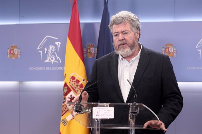 El diputado de Equo en el Congreso, Juan Antonio López de Uralde, ofrece una rueda de prensa  en el Congreso de los Diputados