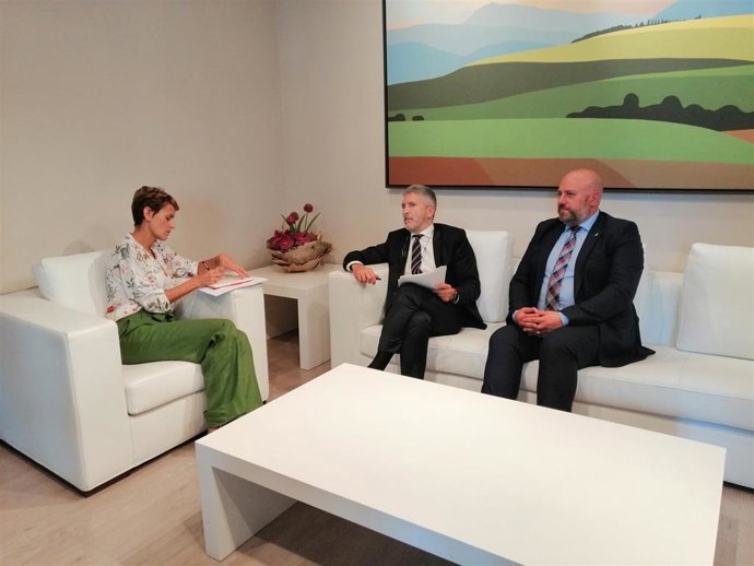 La presidenta de Navarra, María Chivite, reunida con el minsitro del Interior en funciones, Fernando Grande Marlaska, y el delegado del Gobierno en Navarra en funciones, José Luis Arasti.
