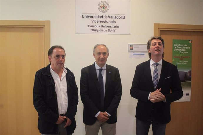 De izda a dcha, Benito Serrano, Antonio Largo y Carlos Martínez tras la reunión en el Campus de Soria.
