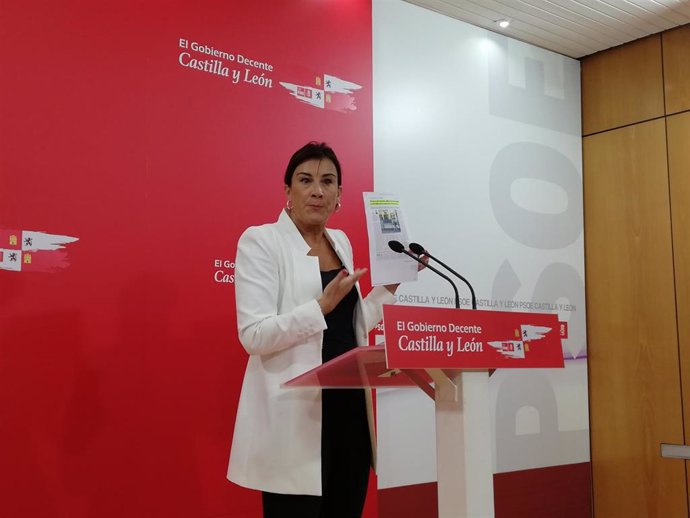 Ana Sánchez atiende a los medios en la sede regional del PSOE