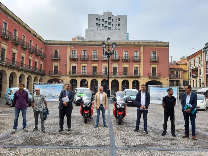 Exposición de la flota de vehículos eléctricos del Ayuntamiento de Gijón