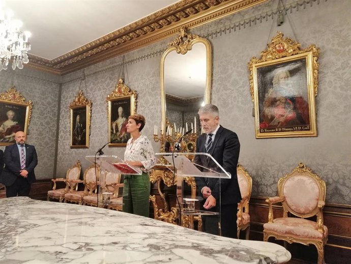 El ministro del Interior de funciones, Fernando Grande Marlaska, y la presidenta del Gobierno de Navarra, María Chivite, comparecen ante los medios de comunicación tras reunirse en Pamplona.