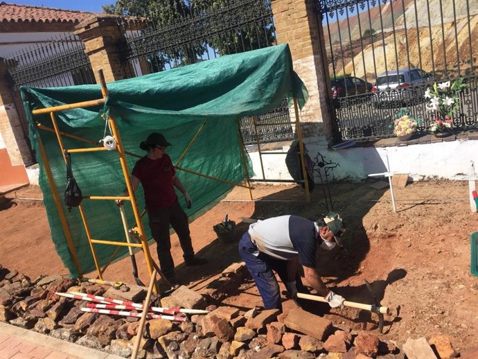 Trabajos de exhumación en la fosa común de Nerva (Huelva).