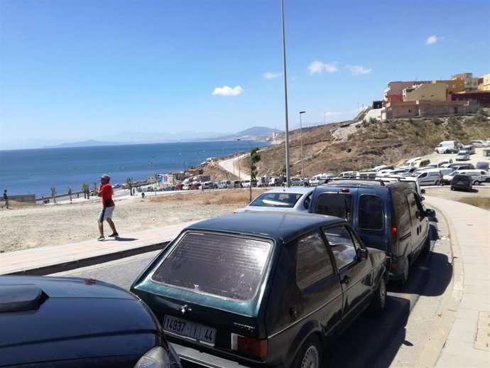 Colas de vehículos en la frontera de Ceuta, en una imagen de archivo