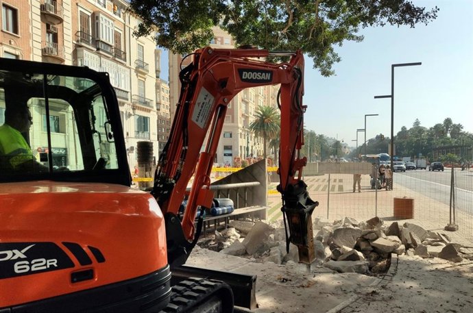 Un operario trabaja para la instalación del nuevo pavimento en parte de la Alameda Principal de Málaga