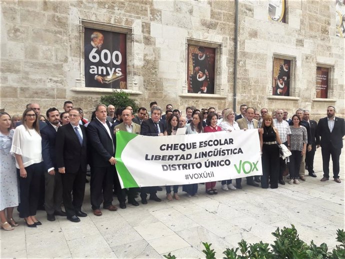 Concentración de Vox en Valncia por la libertad educativa