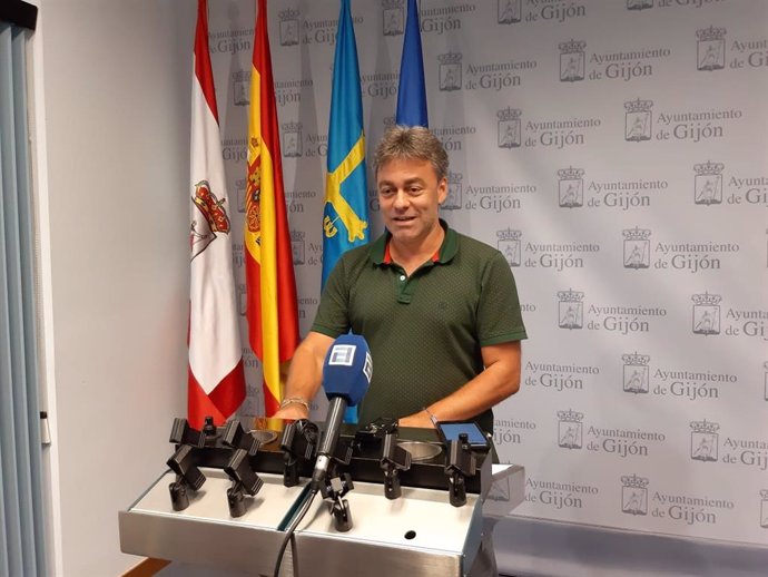 José Ramón Tuero, edil de Actividad Física y Deporte en el Ayuntamiento de Gijón, en rueda de prensa en el Consistorio