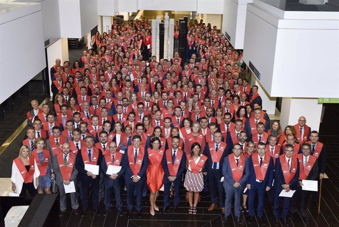 450 Empleados De Caixabank Se Gradúan En El Máster Impartido Por La Universitat Pompeu Fabra.