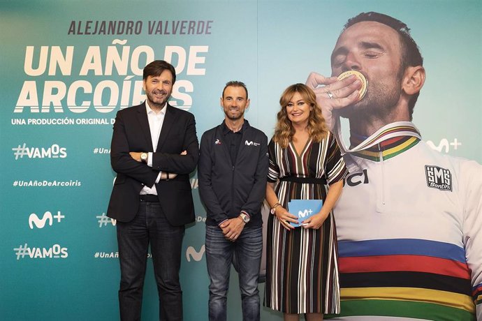 Alejandro Valverde junto a la periodista Mónica Marchante y 'Bropi', director de Deportes de Movistar+