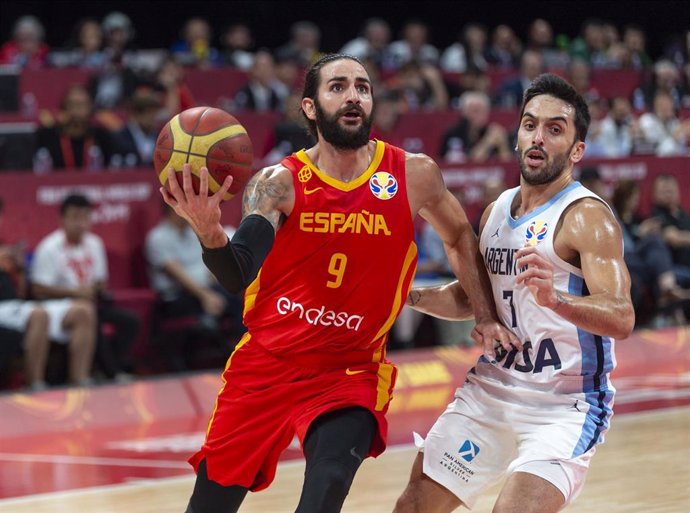 15 September 2019, China, Beijing: Spain's Ricky Rubio (L) and Argentina's Facundo Campazzo in action during the 2019 FIBA Basketball World Cup final basketball match between Spain and Argentina at the Cadillac Arena. Photo: Jayne Russell/ZUMA Wire/dpa