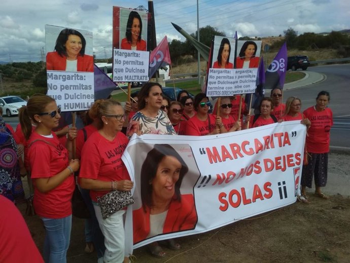 La parlamentaria de Adelante Andalucía por la provincia de Cádiz Ángela Aguilera se manifiesta con las trabajadoras de los cuarteles militares en la comarca del Campo de Gibraltar