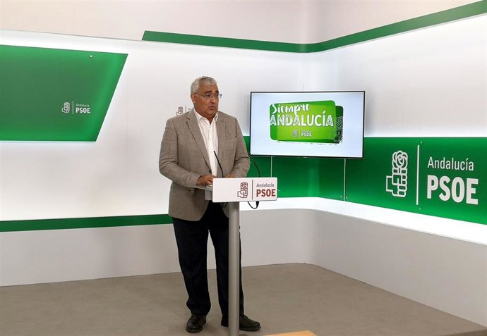 El portavoz socialista de Hacienda en el Parlamento y delegado de Universidades del PSOE-A, Antonio Ramírez de Arellano, en rueda de prensa este lunes