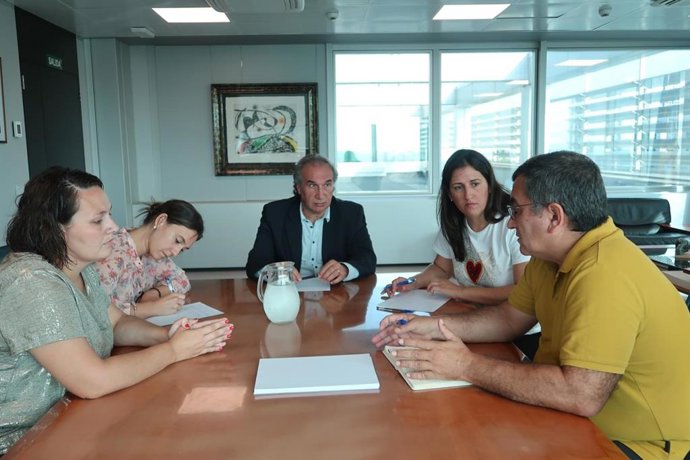 El conseller d'Educació, Universitat i Recerca, Martí March (centre), a una reunió de seguiment del projecte de construcció del nou CEIP de Campos, a Mallorca.    