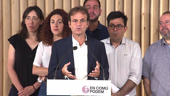 El portaveu de ECP al Congrés, Jaume Asens, en roda de premsa al costat de membres del seu partit.