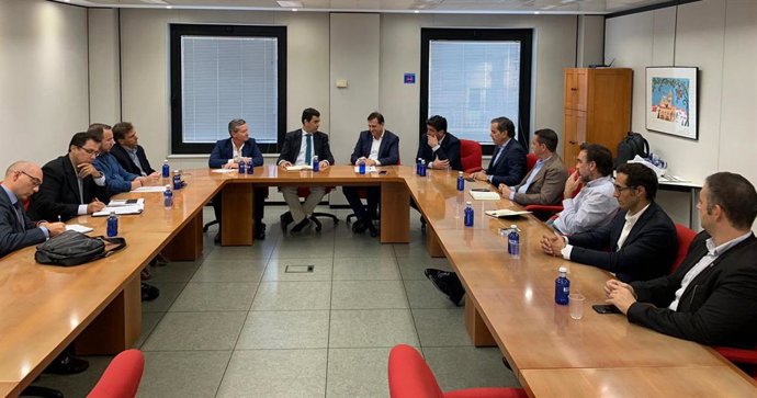 El consejero de Fomento e Infraestructuras, José Ramón Díez de Revenga, mantiene un encuentro con los presidentes de Frecom y de la Cámara de Contratistas de Obra Pública, José Hernández y Alfonso Segura, respectivamente